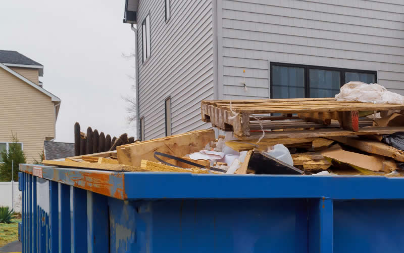 Choosing Between Rubbish Removal and Hiring a Skip Bin